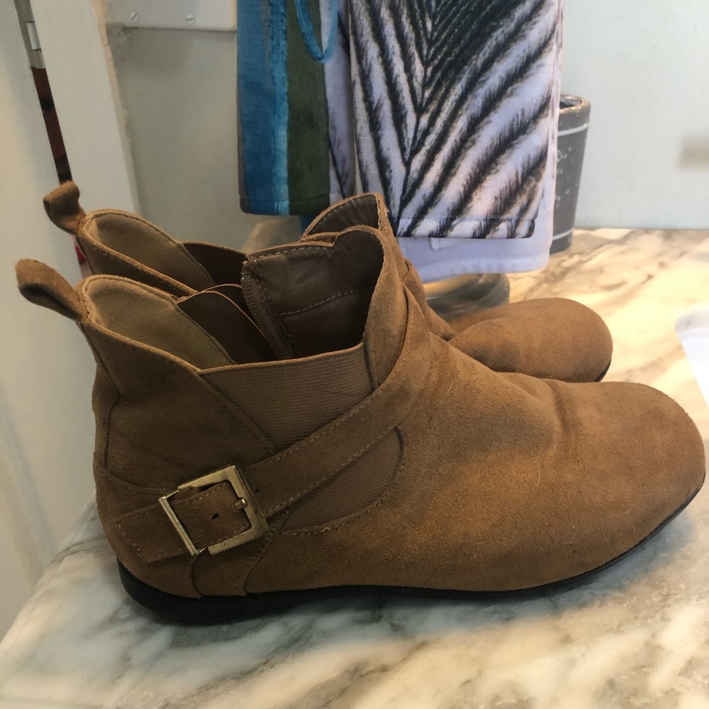 Slip/on boots buckle detail. EUC size 8 1/2 WW